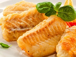 Пържена бяла риба хек с подлучен млечен сос - снимка на рецептата